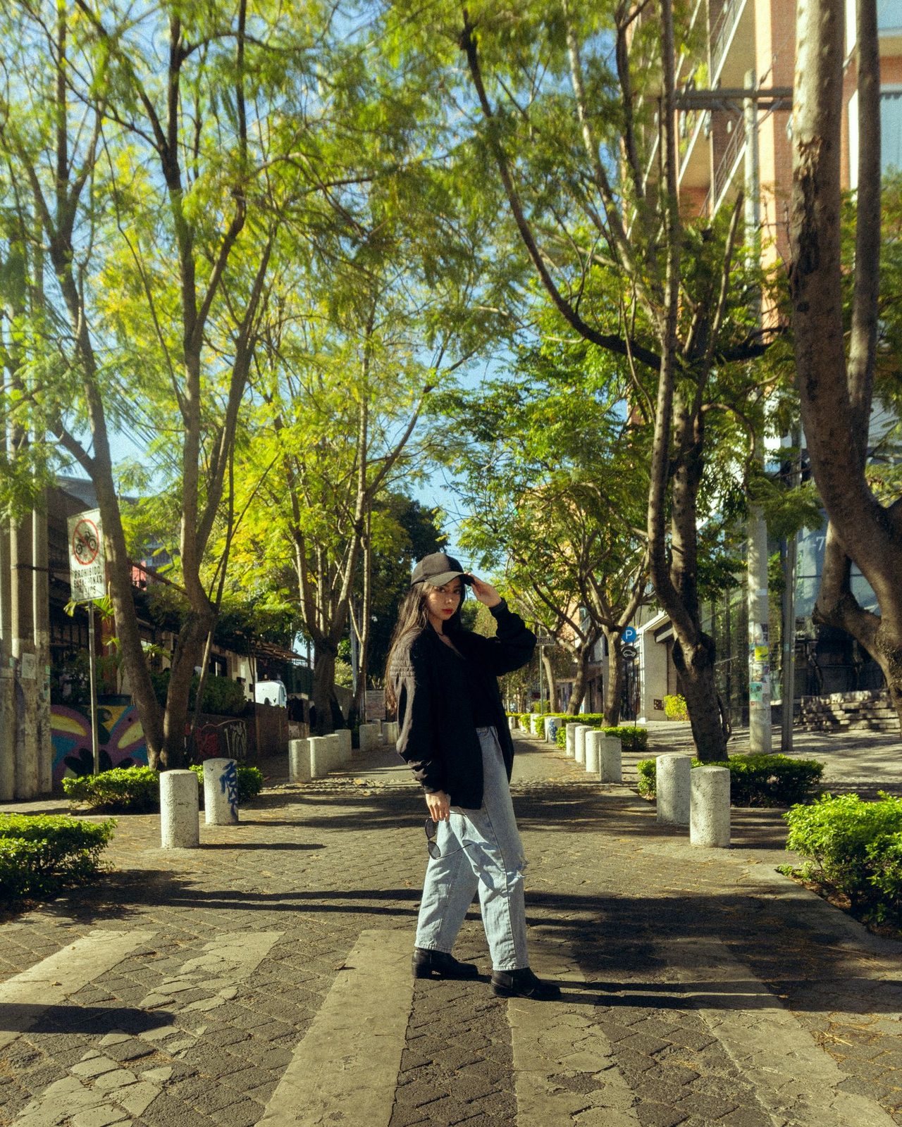 世界の街角女性 08(Photo: Diego Alejandro López / Pexels)